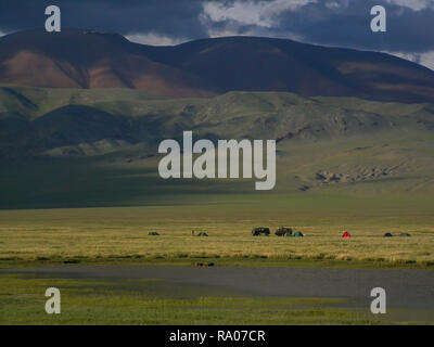 Ricerca remota camp in Altai Tavan Bogd National Park, Mongolia Foto Stock