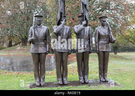 Scultura in bronzo in onore del USAF colori di volo in American Air Museum Duxford,Cambridgeshire, Regno Unito Foto Stock