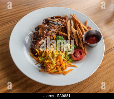 Polpettone Gourmet con salsa di vino, ortaggi e tagliato a mano patate fritte Foto Stock