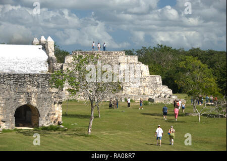 Messico - 16 GEN 2007: la cappella Spagnola e la struttura piramidale 36 si affacciano alla centrale Plaza a Maya complesso archeologico Dzibilchaltún Foto Stock