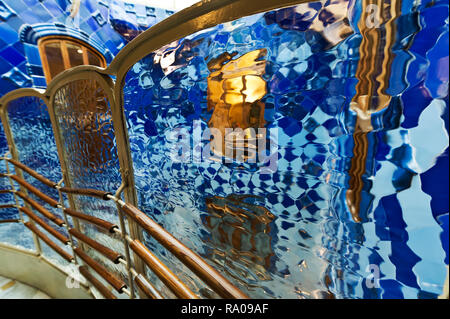 I pannelli in vetro design su uno dei balconi presso la Casa Batllo house progettata da Antoni Gaudi, Barcellona, Spagna Foto Stock