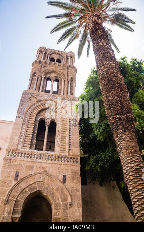 Campanile Martorana (Santa Maria dell'Ammiraglio), Piazza Bellini, Palermo, Sicilia, Italia. Foto Stock