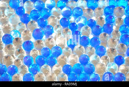 Bianco e blu le sfere di gel,palline di polimero Foto Stock