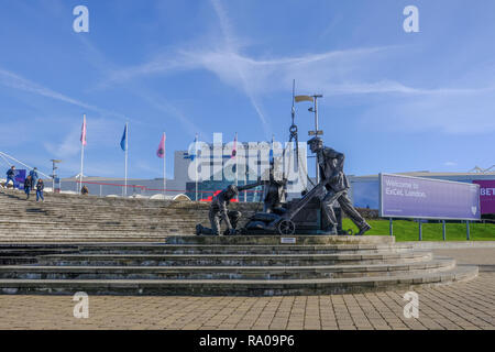 ROYAL DOCK, Londra, Regno Unito - 16 febbraio 2018: scultura di Les Johnson della Londra dei portuali, situati sui gradini fino al centro esposizioni Excel. Wecome Foto Stock