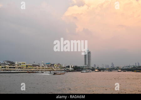 Bangkok, Thailandia Dicembre,29 2018 : paesaggio di Cho Phraya il principale fiume funzionare attraverso il nord di Bangkok, persone utilizzato per vivere e traspor Foto Stock