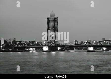 Bangkok, Thailandia Dicembre,29 2018 : paesaggio di Cho Phraya il principale fiume funzionare attraverso il nord di Bangkok, persone utilizzato per vivere e traspor Foto Stock