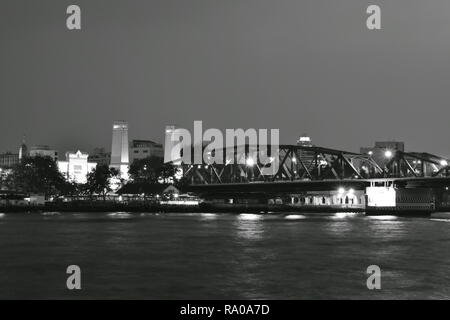 Bangkok, Thailandia Dicembre,29 2018 : paesaggio di Cho Phraya il principale fiume funzionare attraverso il nord di Bangkok, persone utilizzato per vivere e traspor Foto Stock