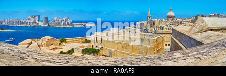 Godetevi l'architettura medievale della fortezza di La Valletta dall'alto di St Michael's Bastion con una vista su St Andrew bastione e Sliema coast su BAC Foto Stock