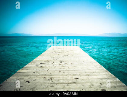 Acqua idilliaca scena con dock in legno e il lago Tahoe Foto Stock