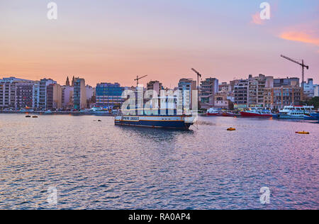 SLIEMA, Malta - 18 giugno 2018: Il moderno costa di Sliema, rivolto verso La Valletta nord del porto, con le navi e barche lungo la riva, il 18 giugno in Sliem Foto Stock