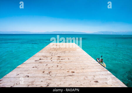 Acqua idilliaca scena con dock in legno e il lago Tahoe Foto Stock