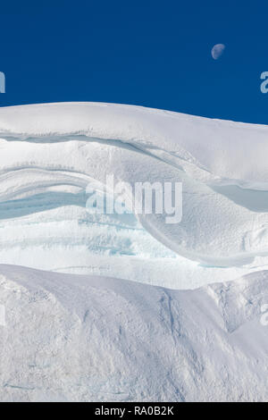 L'Antartide, penisola antartica, Gerlach diritta, Wilhelmina Bay in Enterprise area dell'isola. Luna sulla montagna innevata bordo. Foto Stock