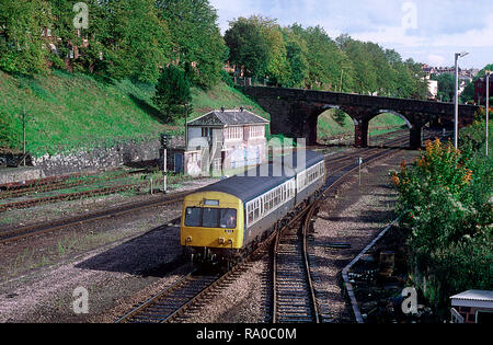 Il set di unità multiple diesel di classe 101 numero 874 supera la scatola di segnalazione chiusa e fortemente vandalizzata di Exeter Central con un servizio ferroviario regionale. 3rd ottobre 1992. Foto Stock
