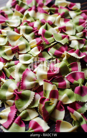 Materie italiano farfalle multicolori pasta.Close up Foto Stock
