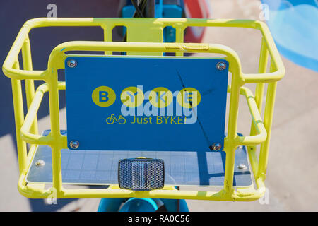 FRANKFURT AM MAIN, Germania - 30 settembre 2018- paniere di blu e giallo condivisa Bici Bici a noleggio biciclette a Francoforte. Foto Stock