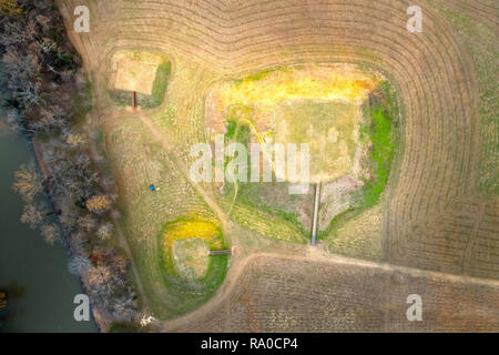 Vista aerea di Etowah Indian Mounds nel sito storico di Cartersville Georgia Foto Stock