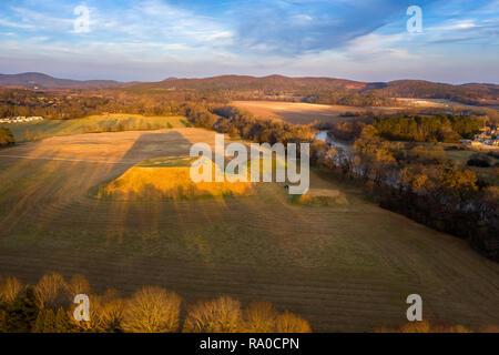 Vista aerea di Etowah Indian Mounds nel sito storico di Cartersville Georgia Foto Stock