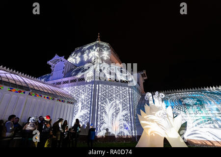 Dicembre 23, 2018 San Francisco / CA / STATI UNITI D'AMERICA - Vista esterna del Conservatorio di fiori, illuminato per la notte Bloom evento Foto Stock