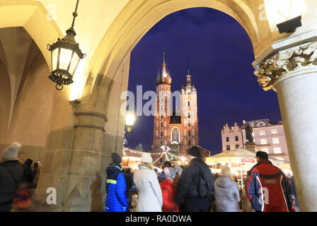 La Basilica di St Mary e il mercato di Natale da portici del panno Hall, sulla Piazza del Mercato di Cracovia, in Polonia Foto Stock