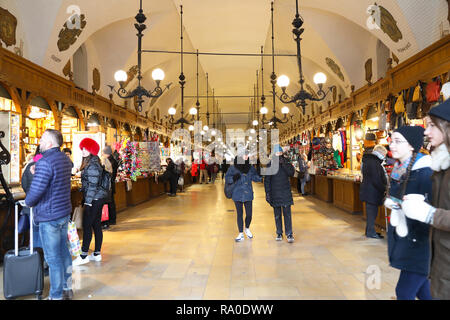 I negozi dentro il tessuto storico Hall nella Piazza del Mercato di Cracovia, in Polonia Foto Stock