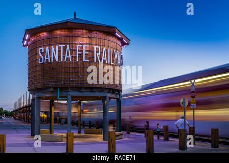 Santa Fe Railyard deposito dei treni complesso e ferrovia Runner treno Express al crepuscolo, Santa Fe New Mexico, negli Stati Uniti. Foto Stock