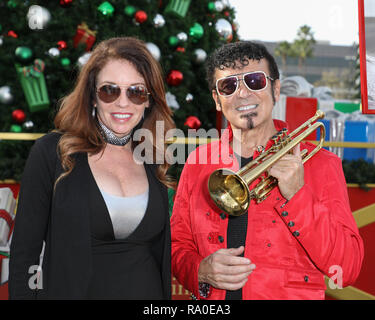 Esercito della salvezza celebrità bollitore rosso Inizio Hollywood tenutasi presso l'originale Farmers Market a Los Angeles, la California il 27 novembre 2018 con: Aprile Diamante, David Longoria dove: Los Angeles, California, Stati Uniti quando: 27 Nov 2018 Credit: Sheri Determan/WENN.com Foto Stock