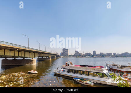 Università del Cairo ponte che attraversa il fiume Nilo in Giza, Cairo, Egitto, guardando verso la sponda est Foto Stock