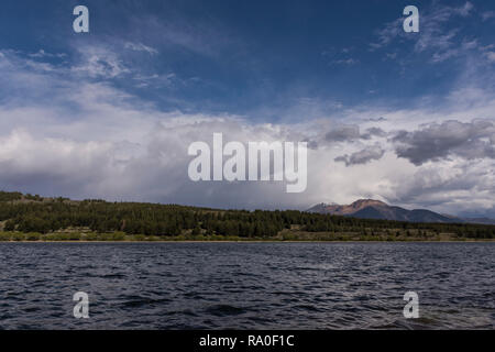 Vista panoramica del lago contro il cielo in Patagonia, Argentina Foto Stock