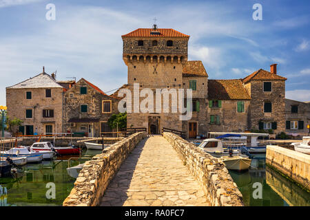 Kastel Gomilica uno dei sette insediamento della città di Kastela in Croazia è stata una delle posizioni in serie gioco di troni. Historic Kastel Gomilica archit Foto Stock