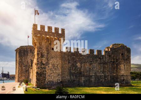 Medievale fortezza Kamerlengo del XV secolo con la bandiera della Croazia a Trogir, Croazia. Torre medievale di fortezza Kamerlengo a Trogir, Dalmati Foto Stock