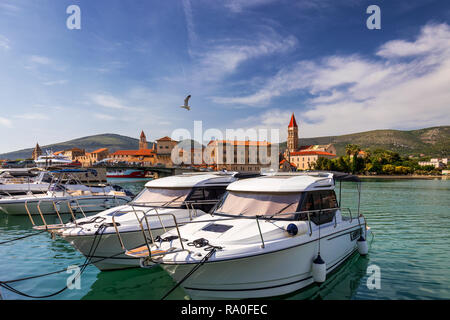 Il Trogir barche e vista sul lungomare, UNESCO Città in Croazia i punti di riferimento. Vista di edifici storici e il porto con barche nella città di Trogir, Dalmazia, Croazia. Foto Stock