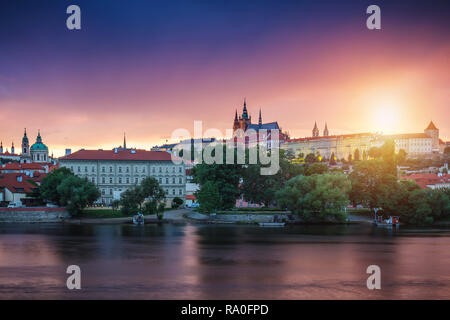 Prague Old Town includono il castello di Praga in background, uno dei più famosi luoghi di interesse di Praga al tramonto con il cielo drammatico. Foto Stock