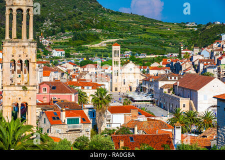 Piazza principale nella vecchia città medievale di Hvar. Hvar è una delle più popolari destinazioni turistiche della Croazia in estate. Pjaca centrale piazza della citta di Hvar, Dalma Foto Stock