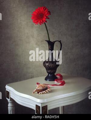 Ancora in vita con rosso fiore di gerbera Foto Stock