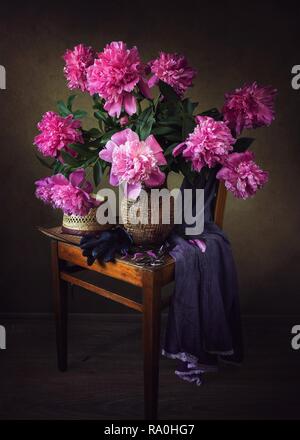 Ancora in vita con bouquet di peonie rosa Foto Stock