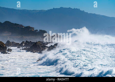 Jan 2017, Monterey, CA, Stati Uniti d'America: recenti piogge pesanti e le tempeste hanno provocato enormi mari e massiccia surf di colpire la costa occidentale degli Stati Uniti Foto Stock