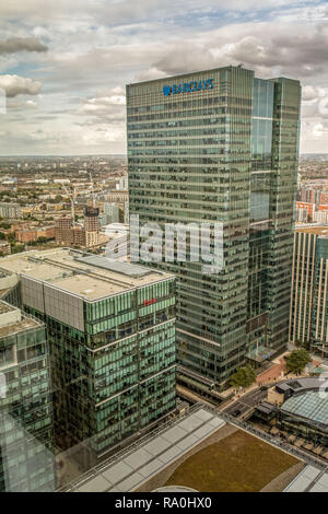 La Fitch Ratings e Barclays Bank Headquarters Building a 1 Churchill Place, Canary Wharf, Londra, con il fiume Tamigi in background. Foto Stock