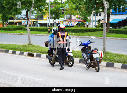 Polizia stradale di arresto e controllare moto / poliziotto del traffico sulle strade e il motociclista di Bangkok in Thailandia Foto Stock