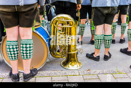 Bavarian marching band vestita in abito tradizionale in occasione del  partenkirchner festwoche  Foto Stock