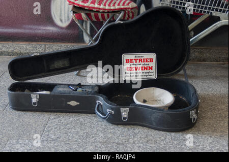 Segno nel caso di chitarra di un musicista di strada:  questo business funziona senza fini di lucro, questo non era palnned ...   Foto Stock