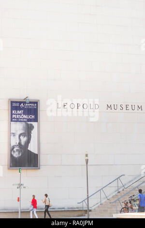 Facciata del museo Leopold con un cartellone che mostra pittore austriaco Gustav Klimt Foto Stock