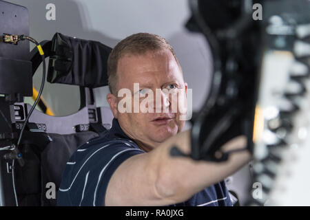 La NASA equipaggio commerciale astronauti Eric Boe treni in un Boeing CST-100 Starliner mockup presso il Johnson Space Center Agosto 24, 2018 a Houston, Texas. Boe è assegnato al lancio per la Stazione Spaziale Internazionale sul primo volo con equipaggio del Boeing CST-100 Starliner Foto Stock