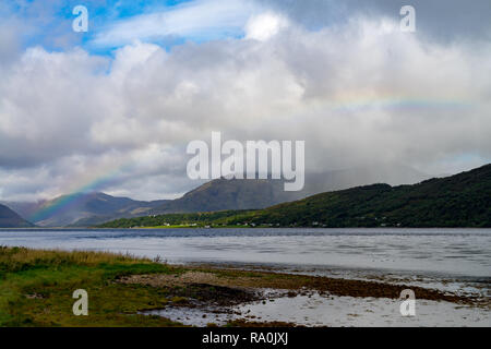 Rainbow su Loch Linnhe nelle Highlands occidentali della Scozia Foto Stock