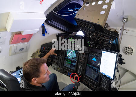 La NASA equipaggio commerciale astronauti Josh Cassada treni in un simulatore per docking Boeing Starliner capsula spaziale alla Stazione spaziale internazionale presso il Johnson Space Center Agosto 24, 2018 a Houston, Texas. Cassada è assegnato al Boeing Starliner secondo volo con equipaggio. Foto Stock