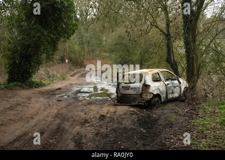 Bruciata auto rubata nel Regno Unito campagna. Foto Stock