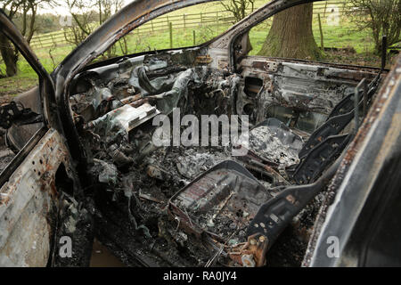 Bruciata auto rubata nel Regno Unito campagna. Foto Stock