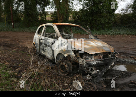 Bruciata auto rubata nel Regno Unito campagna. Foto Stock