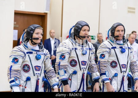 Stazione Spaziale Internazionale Expedition 58 membri di equipaggio David Saint-Jacques dell'Agenzia Spaziale Canadese, destra, Oleg Kononenko di Roscosmos, centro e Anne McClain della NASA nel giorno finale di esami di qualifica al Gagarin Cosmonaut Training Center Novembre 14, 2018 in Star City, Russia. I tre sono in programma per il lancio il 3 dicembre dal cosmodromo di Baikonur in Kazakhstan per un periodo di sei-e-un-metà mese missione sulla Stazione spaziale internazionale. Foto Stock