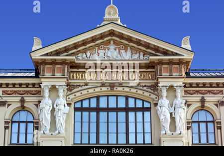 In primo piano sulla facciata di Ateneum Art Museum di Helsinki, Finlandia Foto Stock