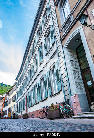 Strada di ciottoli in scena con le biciclette in una città europea (Heidelberg, Germania) Foto Stock